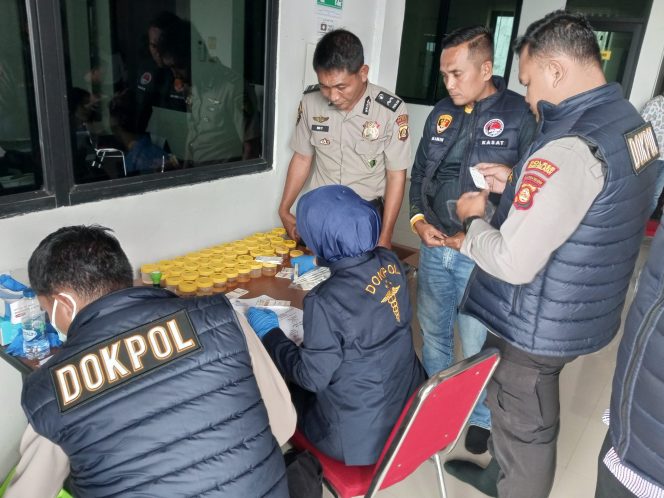
					Dukung Program Pemerintah, Dua Perusahaan di OKU Selatan Jalani Tes Urine Bersama Polres