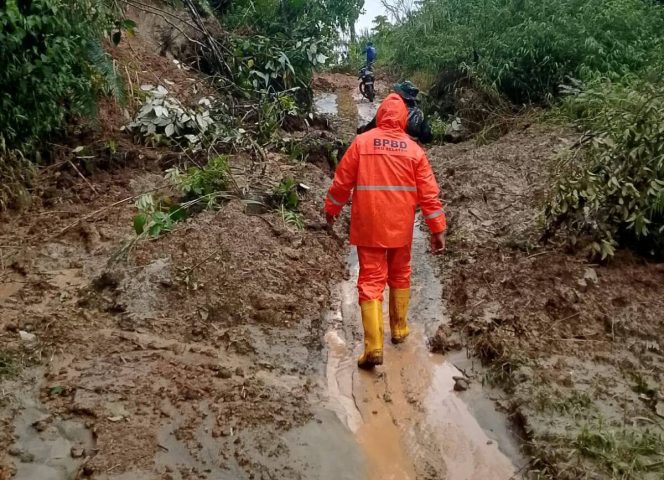 
					Curah Hujan Tinggi, Pemkab OKU Selatan Tangani Longsor di Sungai Are