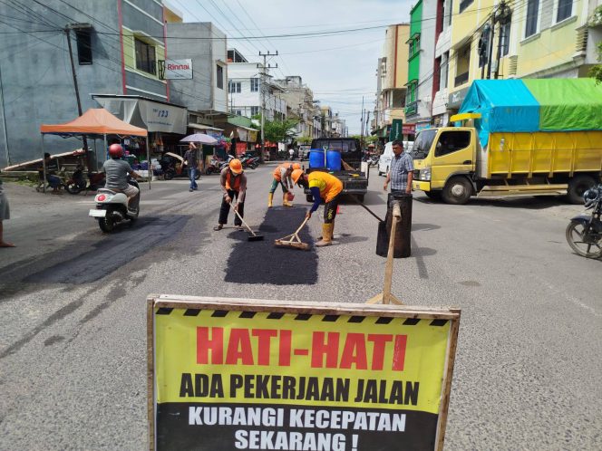
					Meski Kewenangan Provinsi, Pemkab OKU Selatan Tangani Jalan Berlubang